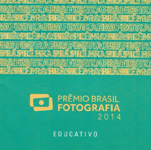 Capa do material em verde, com letras no topo meio embaralhadas. Título do evento em amarelo.